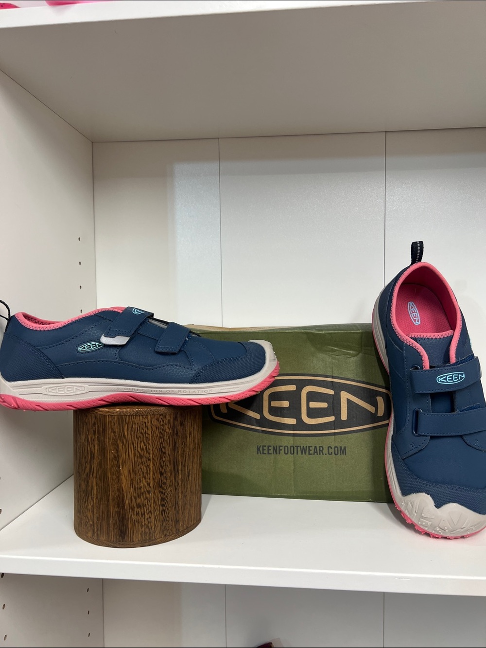 🔥 Keen sipped hound shoes/ hiking or biking shoes women size 8.5